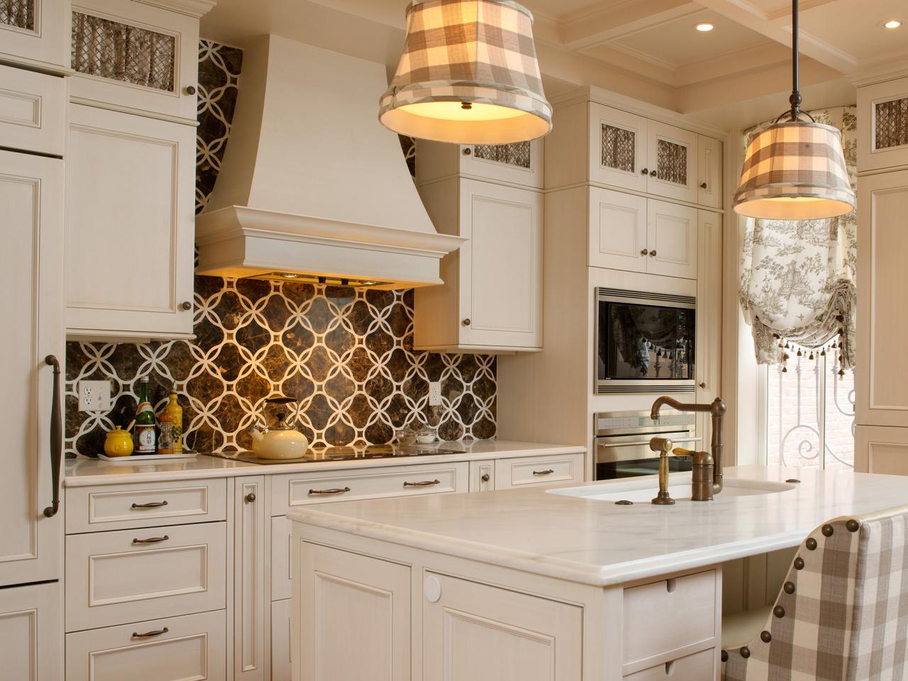 Using Elegant Kitchen Backsplash Tile for a Kitchen Renovation